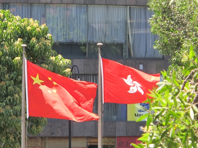 Флаги КНР (слева) и Гонконга 