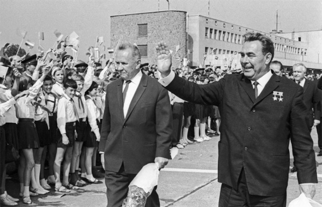 Генеральный секретарь ЦК КПСС Леонид Брежнев и председатель Совмина СССР Алексей Косыгин во время встречи в аэропорту в Венгрии. 1967