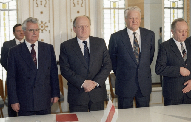 Леонид Кравчук (слева), Станислав Шушкевич (в центре) и Борис Ельцин (второй справа) после подписания Соглашения о создании СНГ 