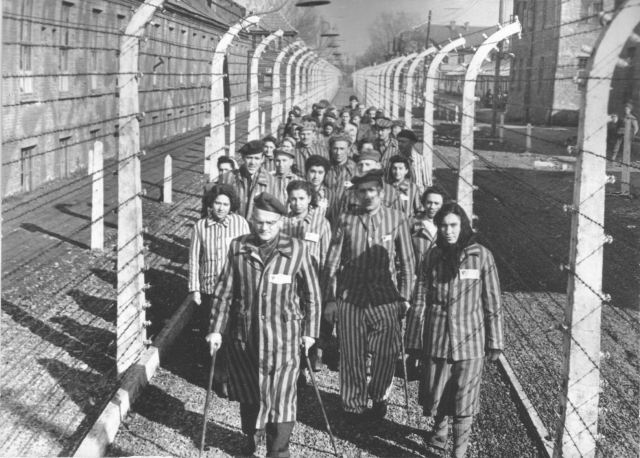 Заключённые Освенцима после освобождения. 1945