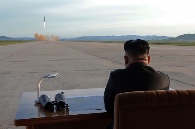 Ким Чен Ын наблюдает за запуском баллистической ракеты 