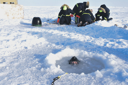 Торпеда, даже учебная, – вещь не из дешевых. Поэтому, чтобы достать учебные торпеды из воды в ледовом плену Арктики, приходится проводить настоящую спецоперацию. 	Фото с сайта www.navy.mil